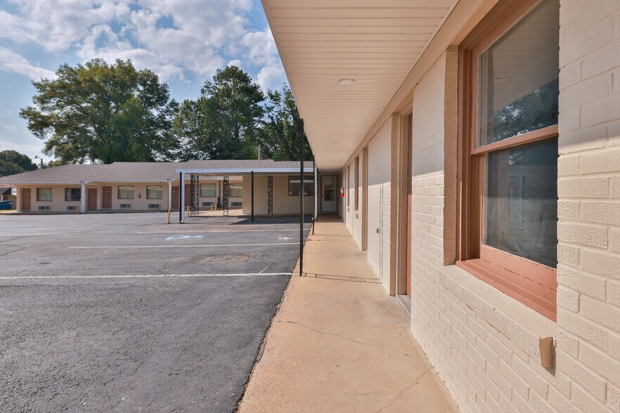 More Photos Of 551 Elm St, Martin Hotel For Sale