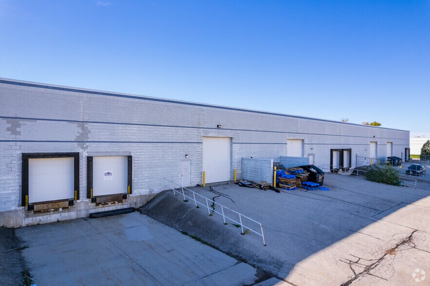 More Photos Of 400 W Bell Ct, Oak Creek Service For Lease