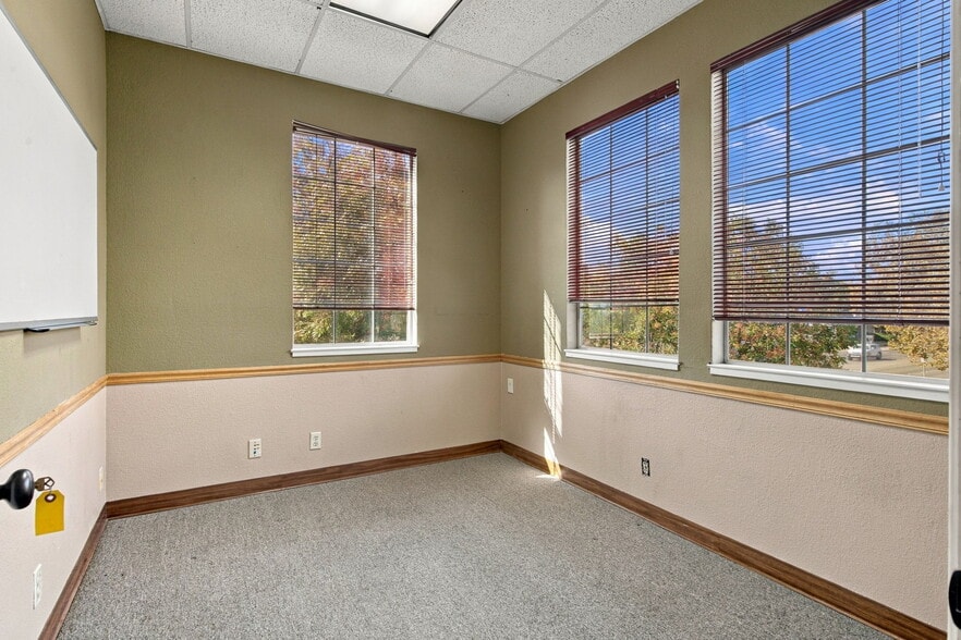 More Photos Of 403 W 11th St, Tracy Office For Sale