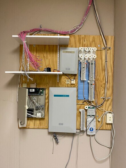 More Photos Of 232-236 Industrial Park Dr, Commerce Office For Lease