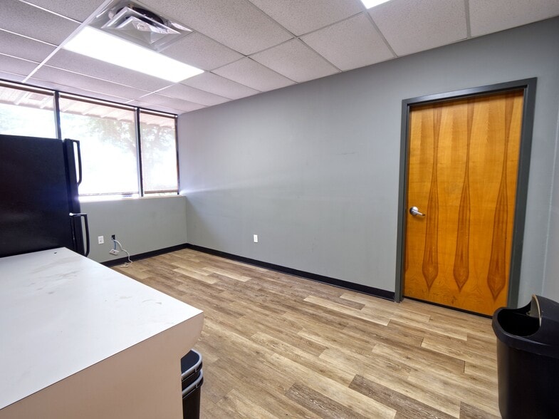 More Photos Of 402 Chairman Ct, DeBary Warehouse For Lease