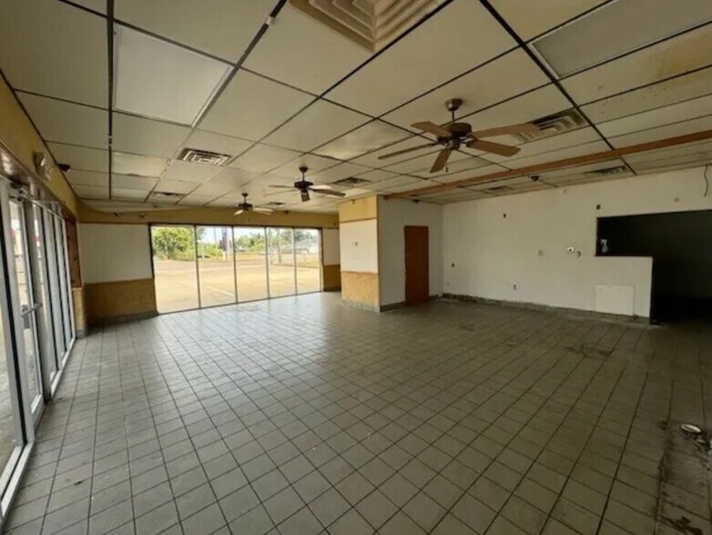 More Photos Of 1909 W Dallas Ave, Selma Storefront For Lease