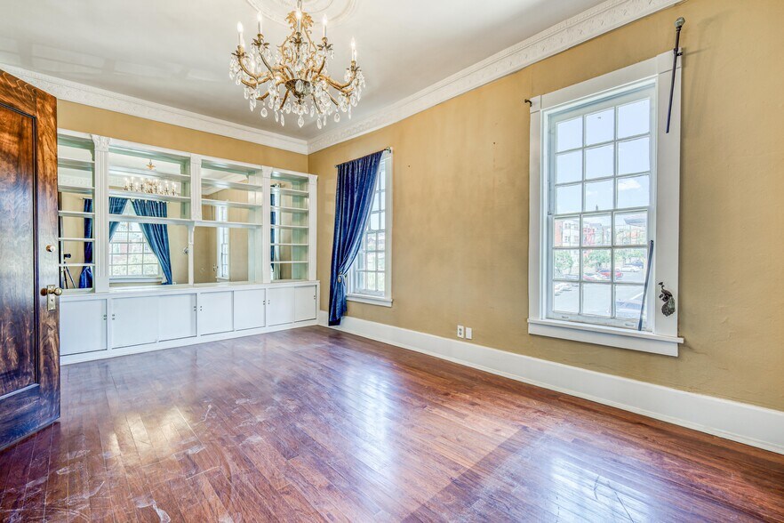 More Photos Of 1011 N Mesa St, El Paso Office For Lease