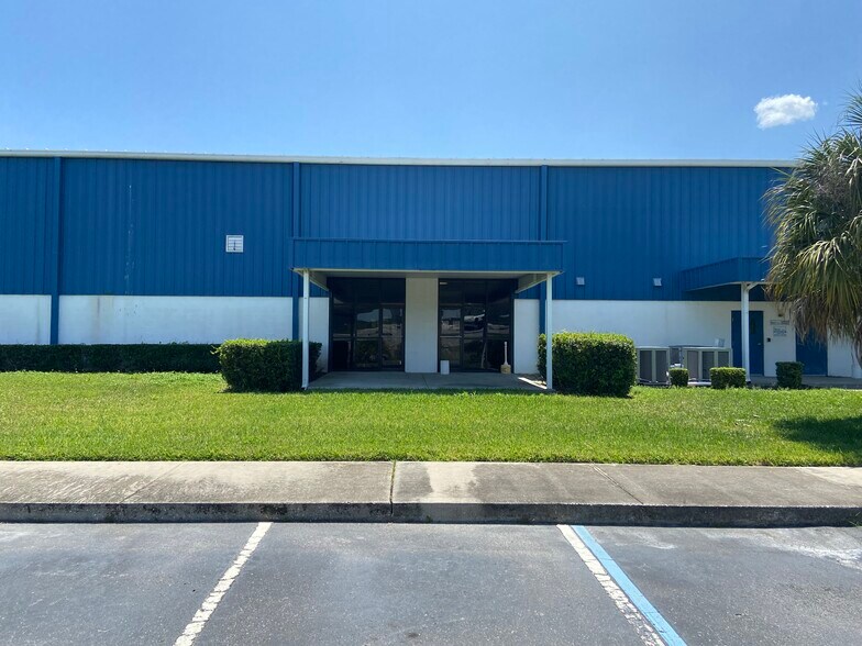 More Photos Of 1615 N 118th Ave, Saint Petersburg Flex For Lease