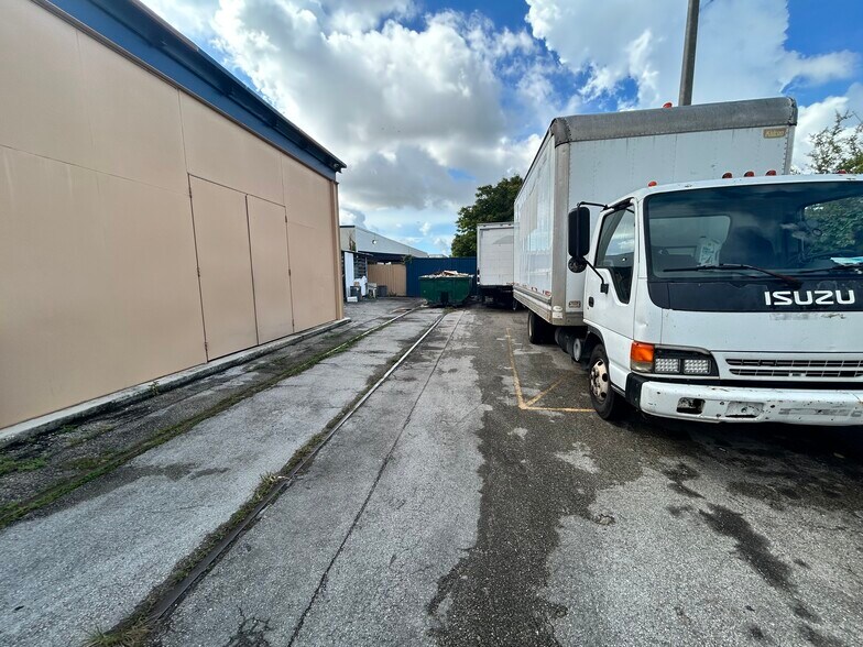 More Photos Of 2720 W 3rd ct, Hialeah Manufacturing For Lease
