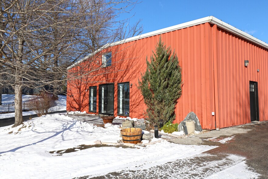 More Photos Of 9 Hanna Ln, Beacon Warehouse For Lease