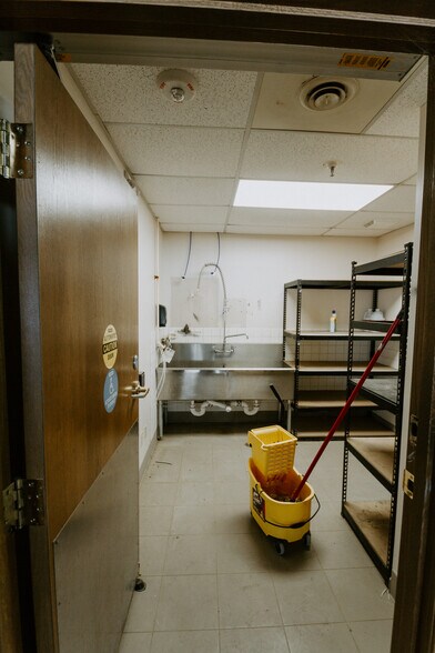 More Photos Of 5575-5599 W 78th St, Edina Research And Development For Lease