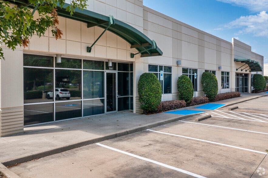 More Photos Of 530 E Corporate Dr, Lewisville Research And Development For Lease
