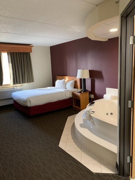 More Photos Of 504 SE 10th St, Madison Hotel For Sale