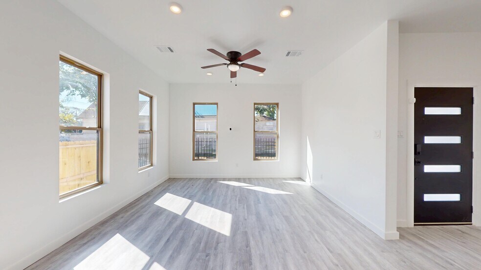 More Photos Of 5701 Fulton St, Houston General Retail For Lease