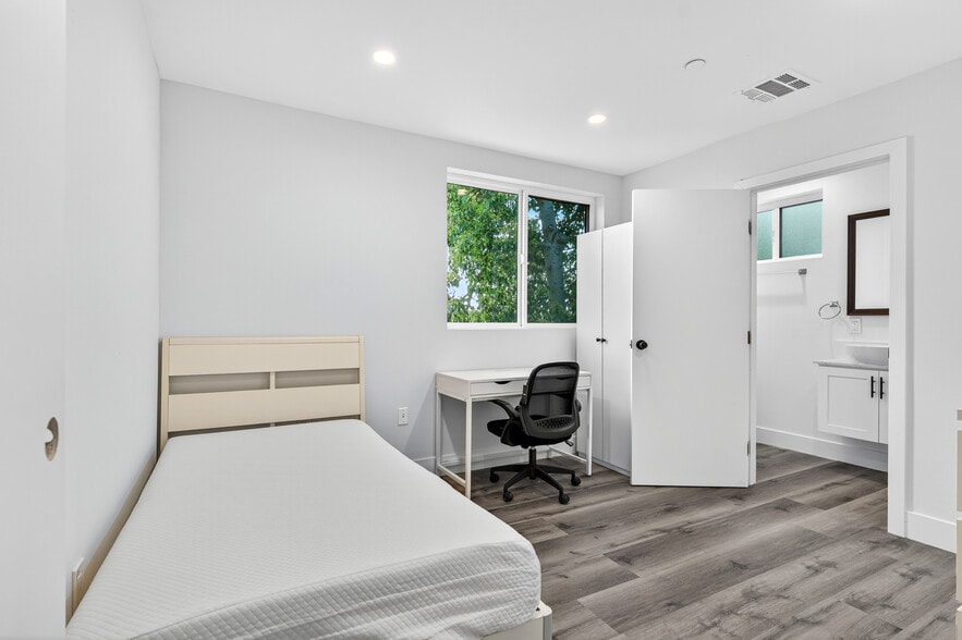 More Photos Of 1597 W 37th St, Los Angeles Apartments For Sale