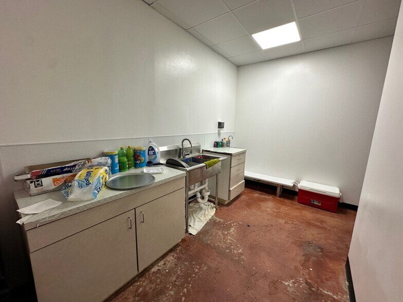 More Photos Of 16525 North Fwy, Houston Freestanding For Lease