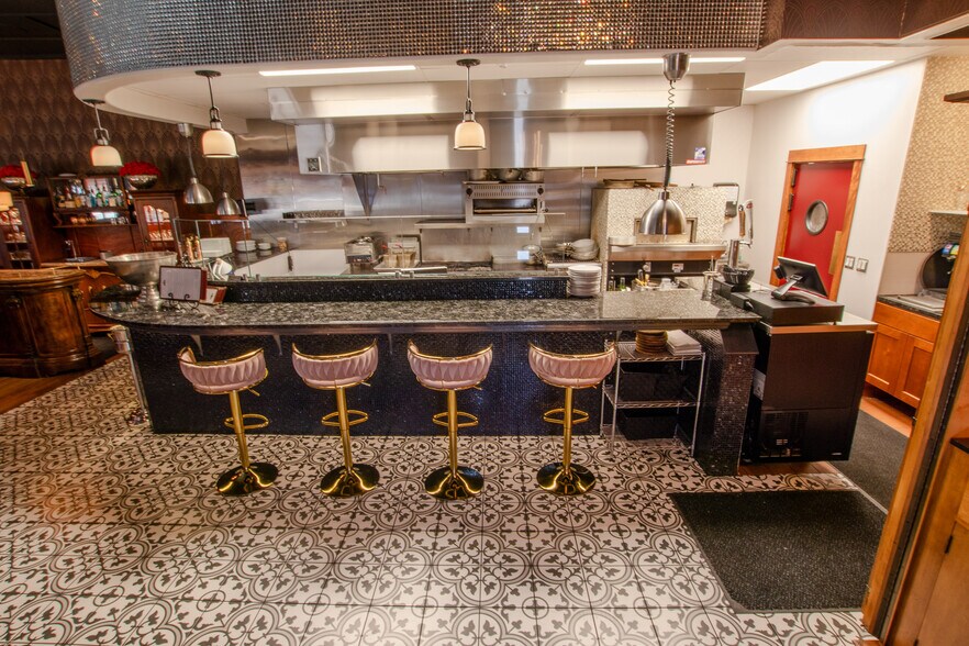 More Photos Of 638 SW 6th St, Redmond Restaurant For Sale