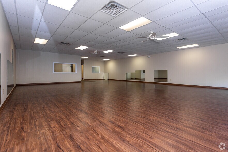 More Photos Of 3400-3502 S Broadway, Tyler Unknown For Lease