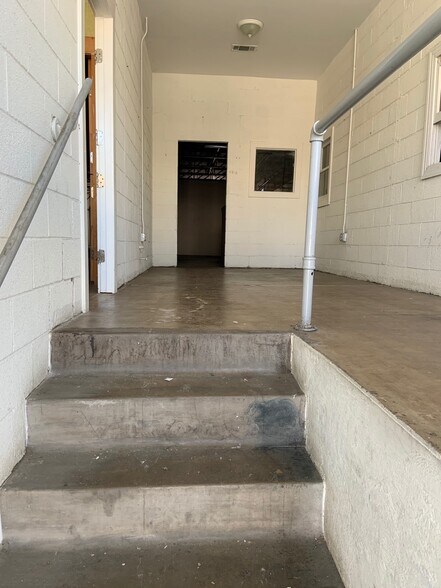 More Photos Of 132 Cole St, Dallas Warehouse For Lease