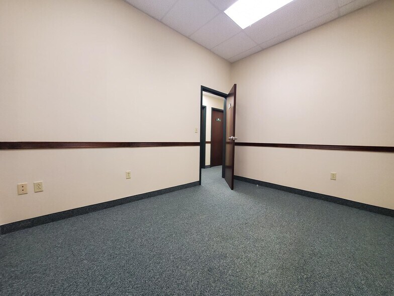 More Photos Of 100-140 Riverview Ctr, Middletown Office For Lease