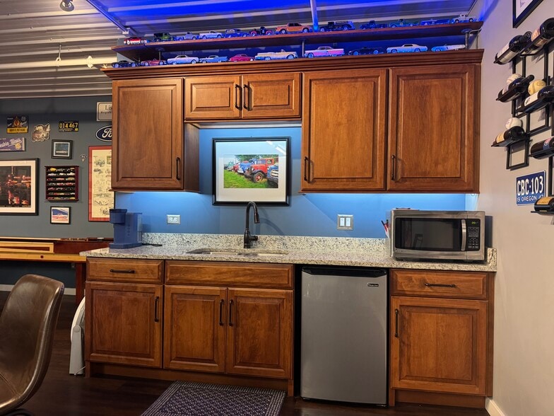More Photos Of 2244 Ferry Rd, Naperville Flex For Sale