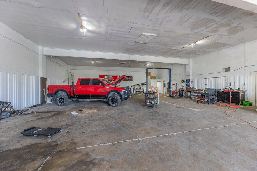 More Photos Of 602 E Outer Rd, Poplar Bluff Warehouse For Sale