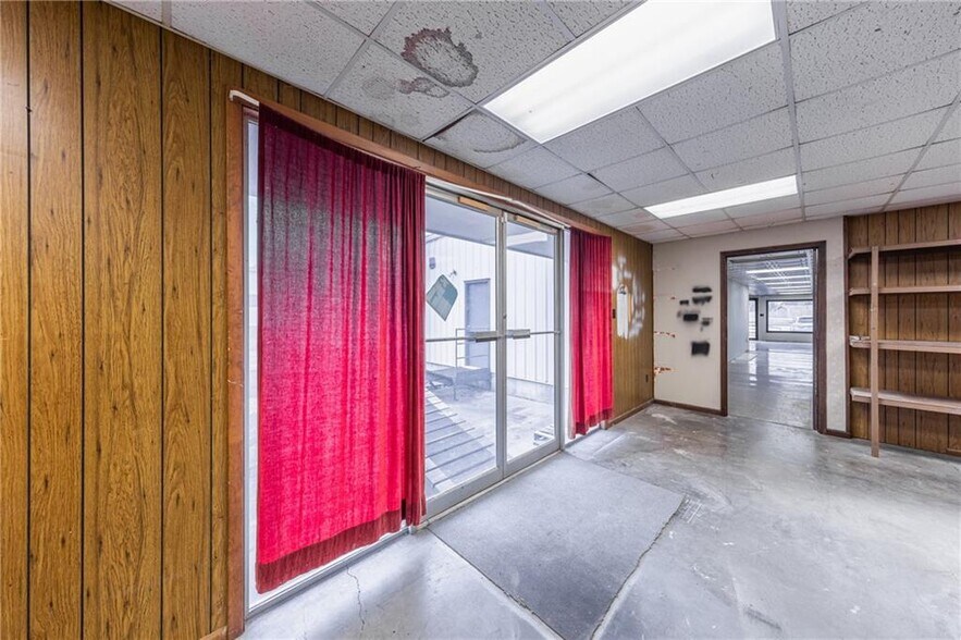 More Photos Of 2327 N Belt Hwy, Saint Joseph General Retail For Lease