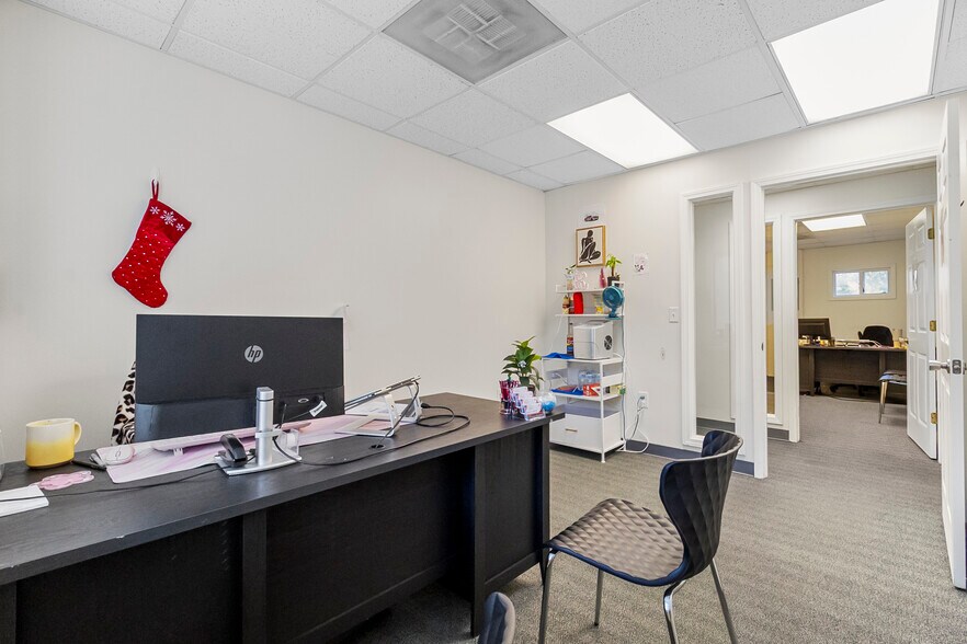 More Photos Of 1119-1123 Merriam Ln, Kansas City Office For Sale