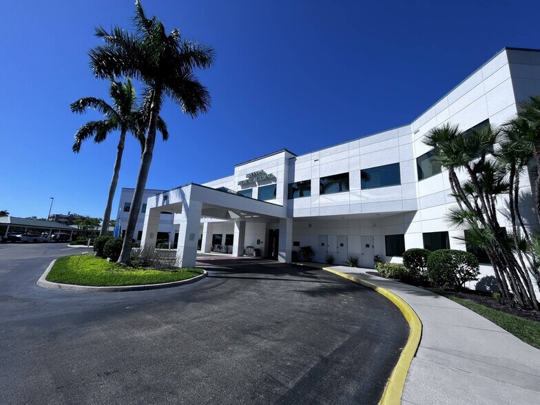 Primary Photo Of 730 Goodlette Rd N, Naples Medical For Lease