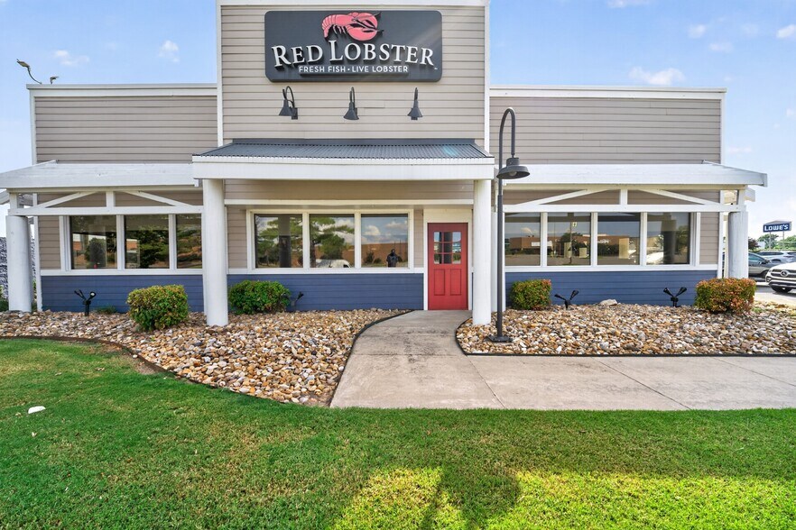 Primary Photo Of 3000 Pines Mall Dr, Pine Bluff Restaurant For Sale