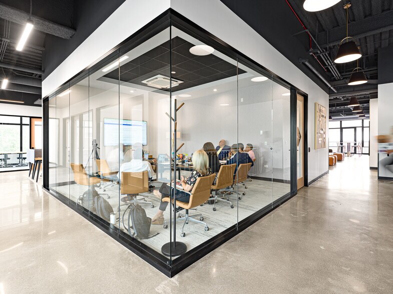 More Photos Of 3838 N Ravenswood Ave, Chicago Coworking Space