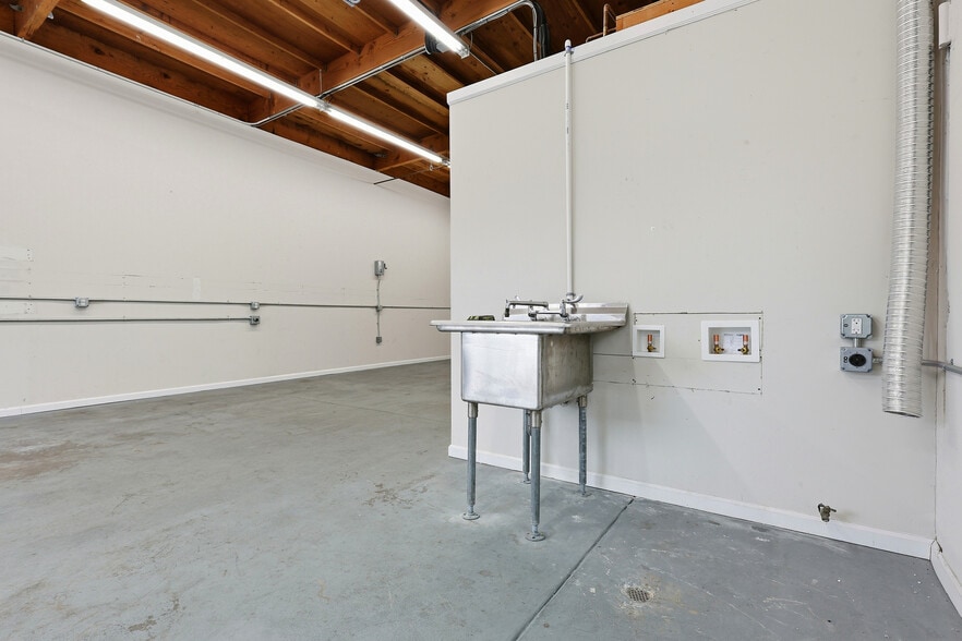 More Photos Of 1555 Yosemite Ave, San Francisco Warehouse For Sale