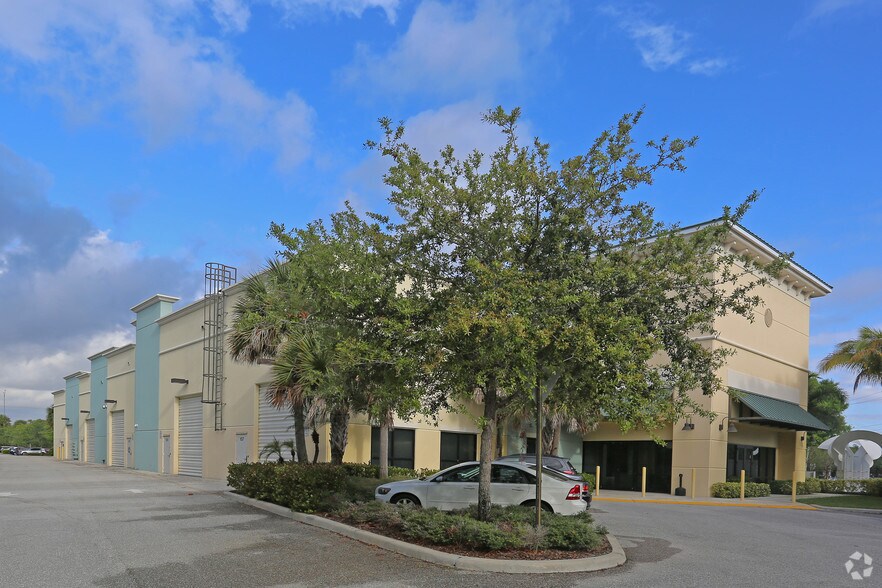 More Photos Of 10415 Riverside Dr, Palm Beach Gardens Showroom For Lease