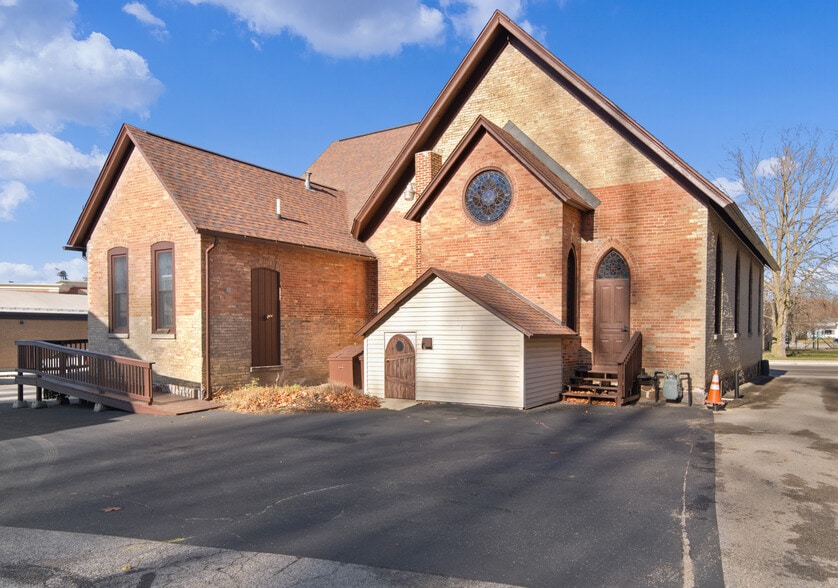 More Photos Of 30 Quarterline St, Newaygo Specialty For Sale