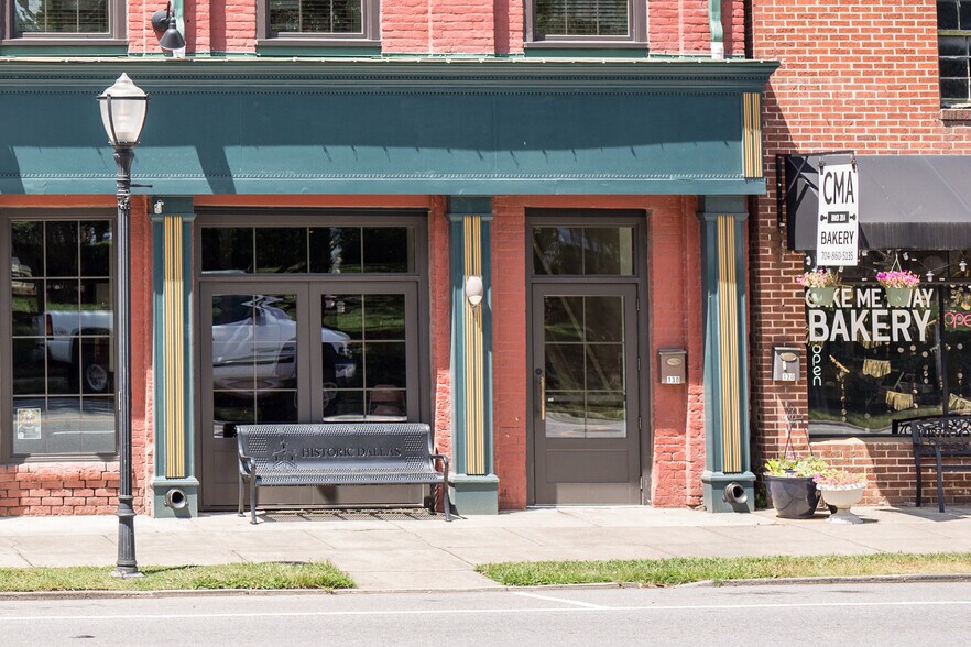 More Photos Of 130 W Trade St, Dallas General Retail For Lease