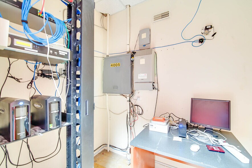 More Photos Of 4918 Napier St, Port Alberni Flex For Sale