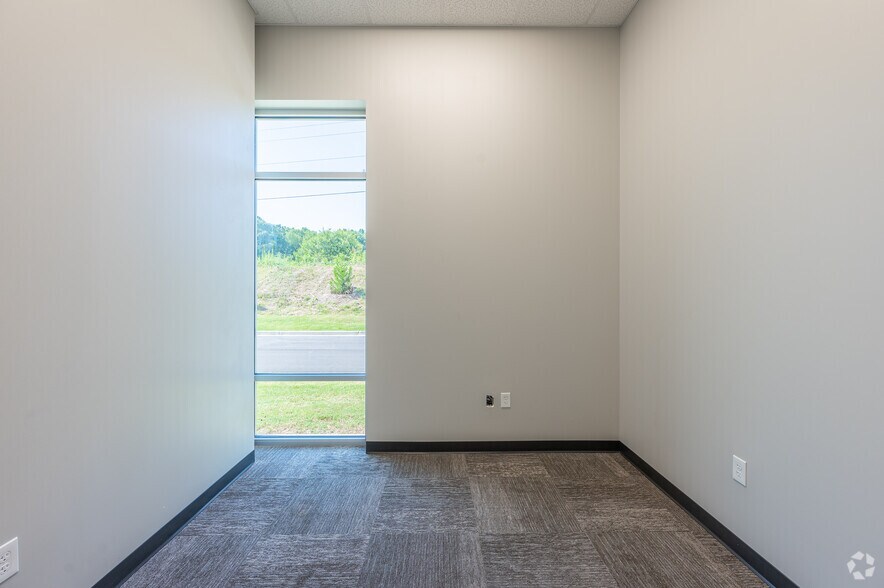 More Photos Of Jessie Cronic Rd & I-85, Braselton Unknown For Lease