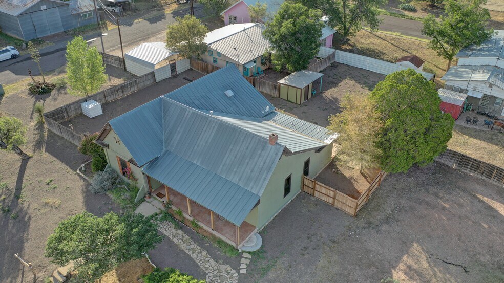More Photos Of 405 W Avenue E, Alpine Specialty For Sale