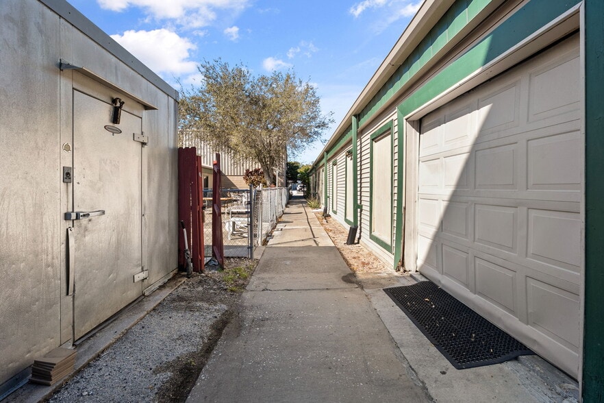 More Photos Of 2120 Collier Ave, Fort Myers Unknown For Lease