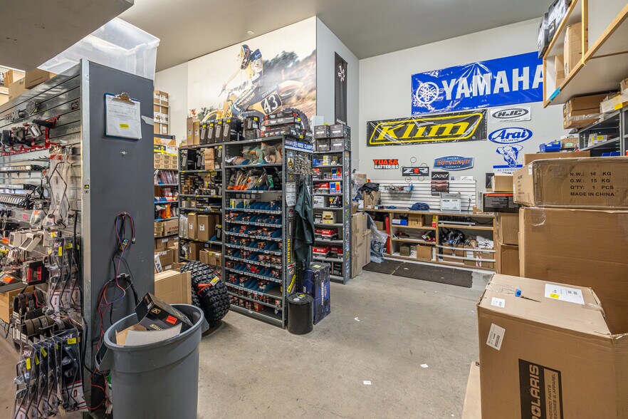 More Photos Of 4040 Glenbrook Dr, Hailey Showroom For Sale