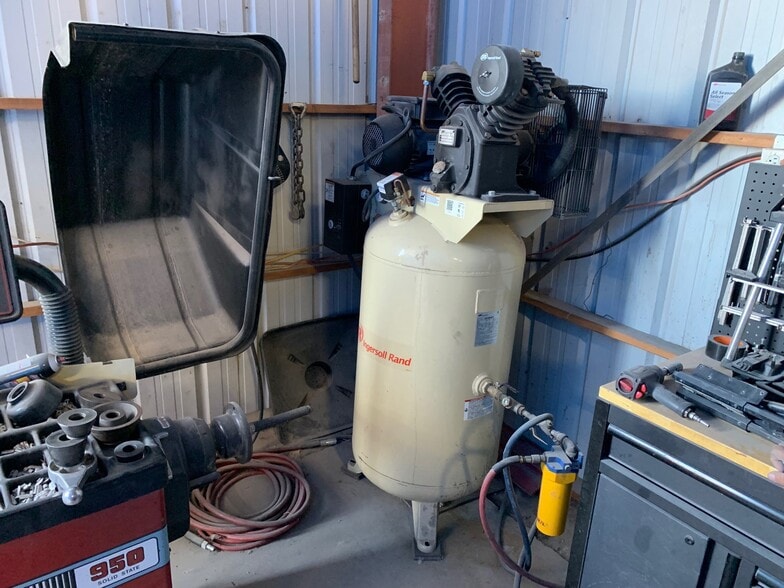 More Photos Of 1453 UT-24, Hanksville Auto Repair For Sale