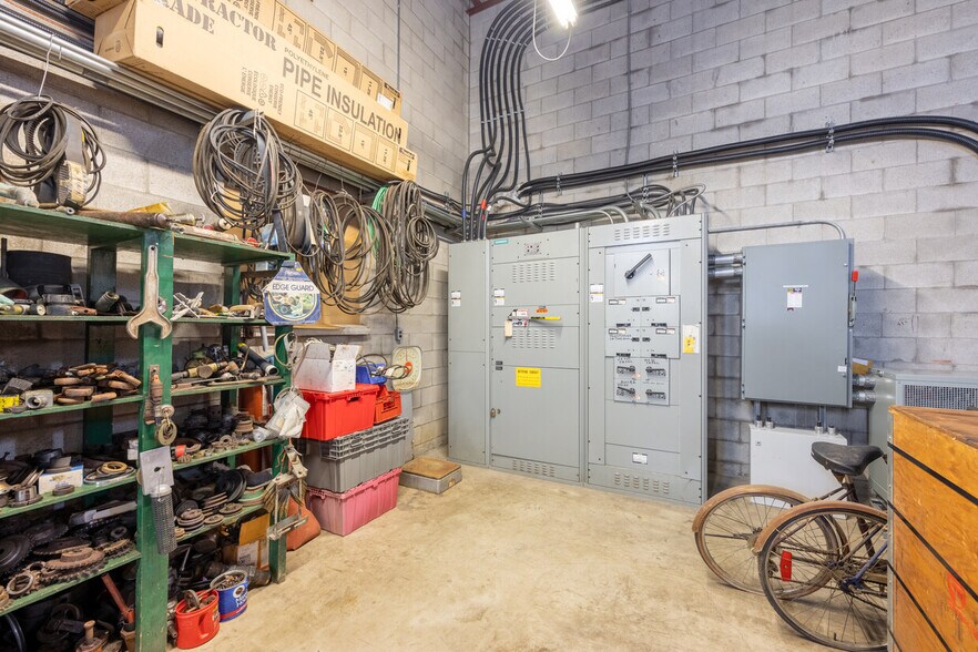 More Photos Of 324 County Road 34, Kingsville Manufacturing For Sale