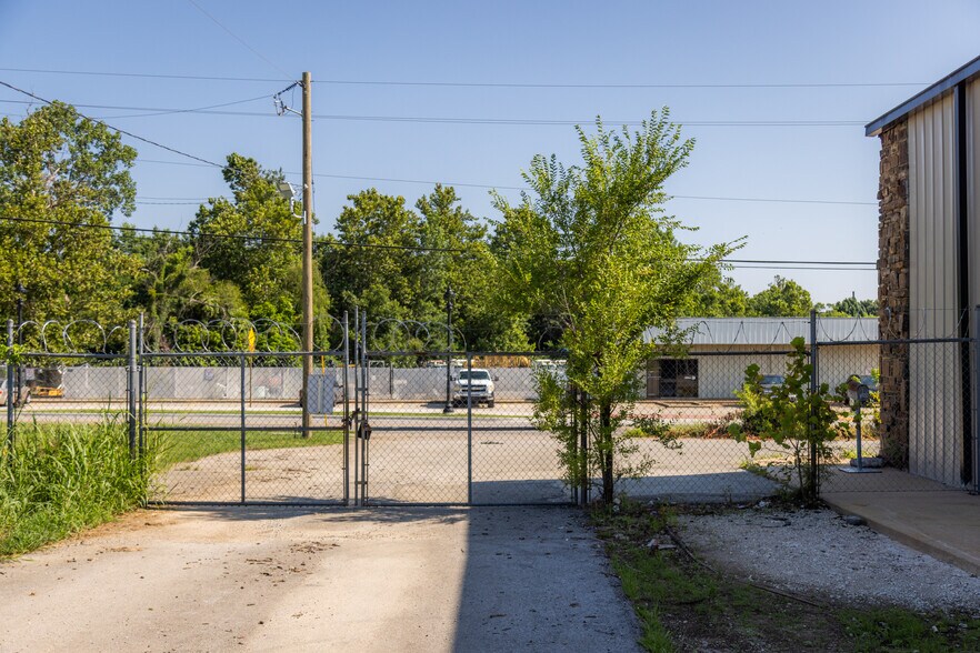 More Photos Of 535 W Poplar St, Fayetteville Warehouse For Lease