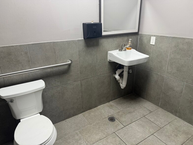 More Photos Of 8051 S Sam Houston Pky, Houston Unknown For Lease