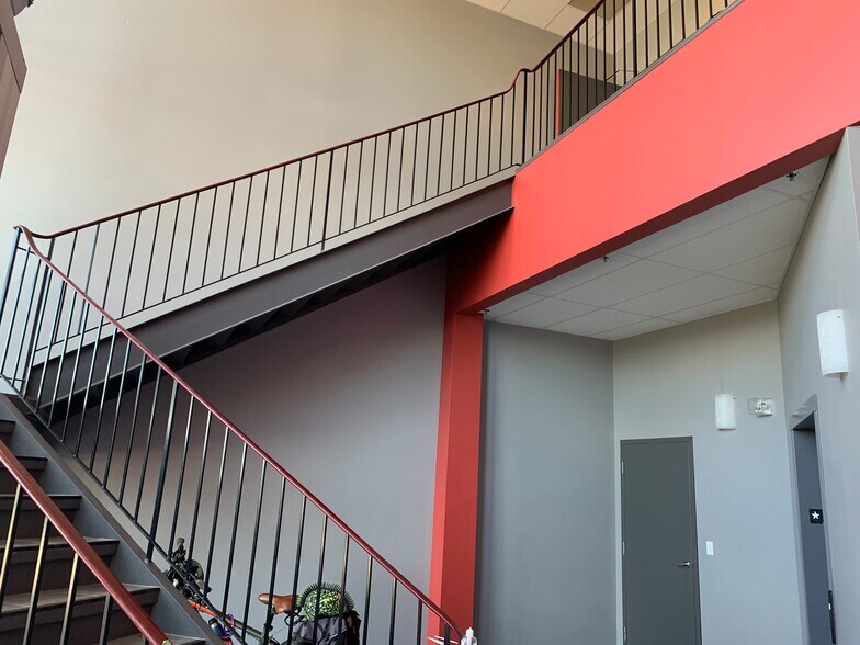 More Photos Of 636 King St, Spruce Grove Storefront Retail Office For Lease