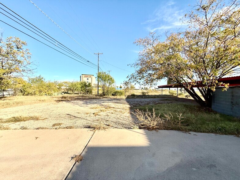 More Photos Of 1709 Coliseum Dr, Snyder Flex For Sale