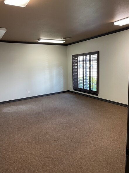 More Photos Of 1909 W C St, Jenks Office For Lease