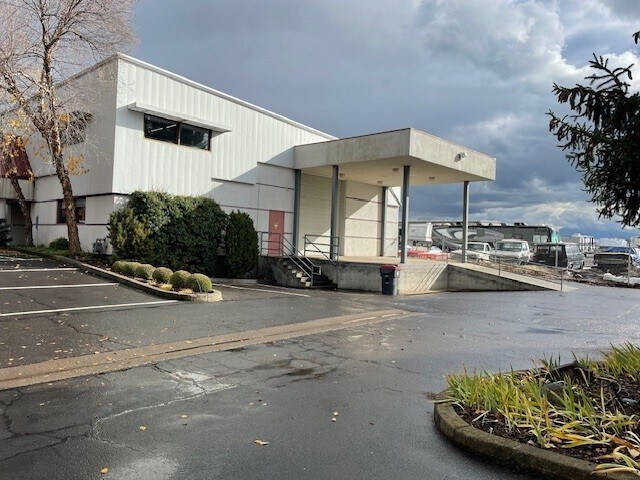 More Photos Of 5877 Crater Lake Hwy, Medford Manufacturing For Lease
