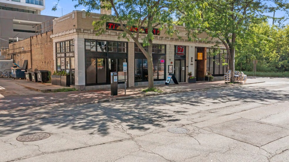 More Photos Of 810-812 Grove St, Evanston Bar For Sale