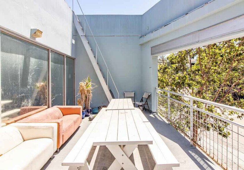 More Photos Of 1600 Main St, Venice Office For Lease