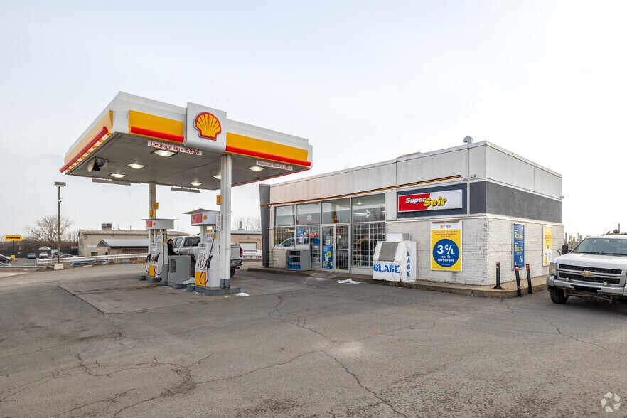 Primary Photo Of 10750 Boul Henri-Bourassa E, Montréal Service Station For Sale