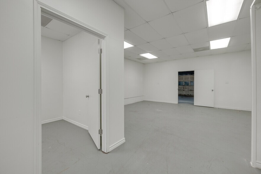 More Photos Of 623-627 Pine St, Abilene Storefront For Sale