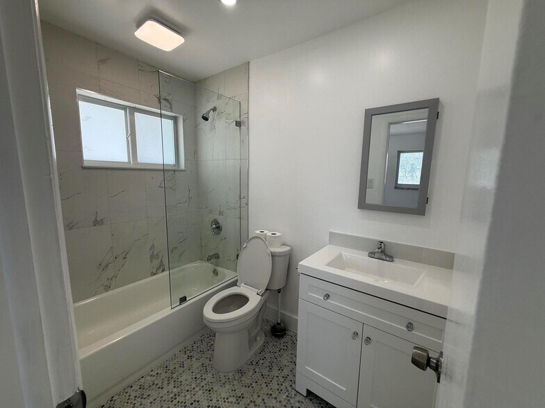 More Photos Of 1859 Lincoln St, Hollywood Apartments For Sale