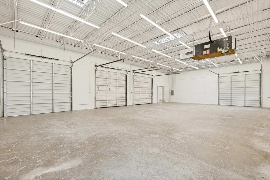More Photos Of 400 Bishop Ave, Richardson Warehouse For Sale